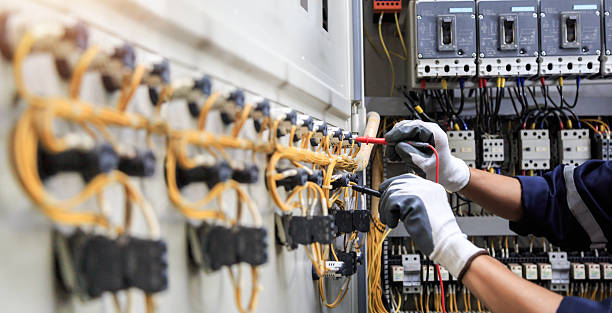 Professional Electrician technician working in Glencoe, IL